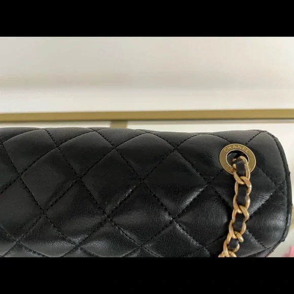 🦄 Authentic GORGEOUS CHANEL
Lambskin Quilted Camellia Flap Black - Picture 8 of 12